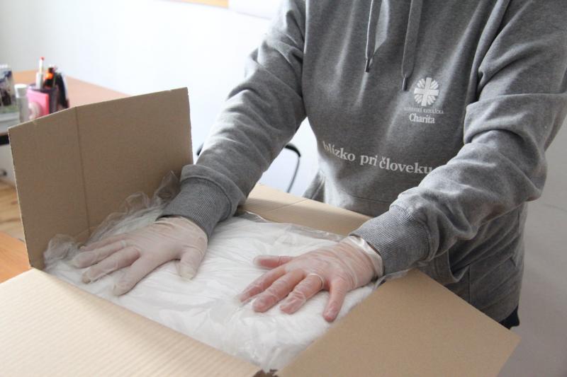 Charita distribuuje rúška seniorom