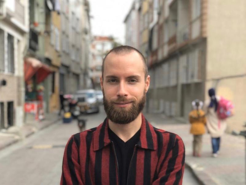 Martin Pavelka pred sídlom svojej hostiteľskej organizácie Small Projects Istanbul