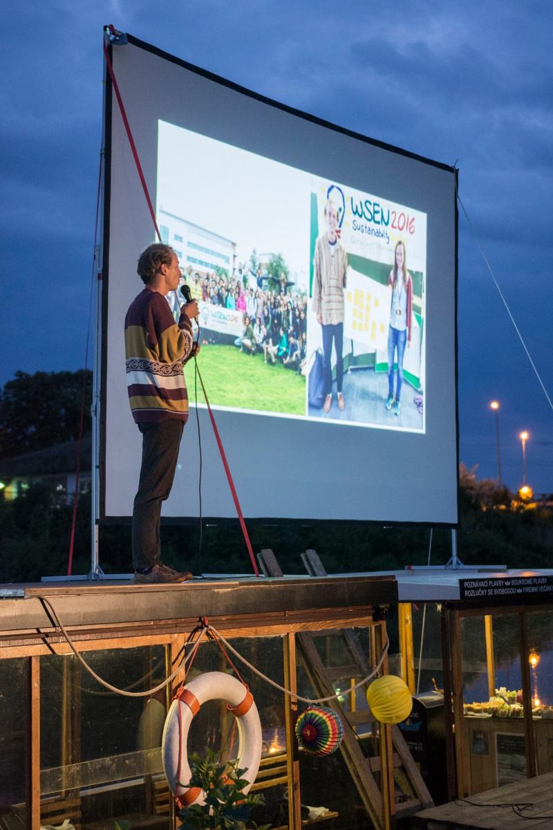 Tadeáš prednáša na Pecha Kucha night v Olomouci
