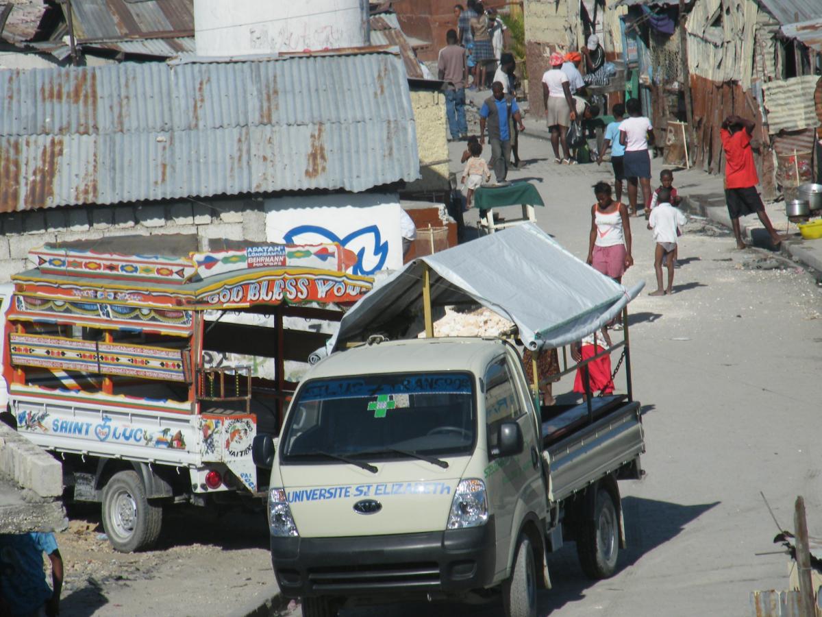 Projekt sanitka v Port au Prince | © Vysoká škola zdravotníctva  a sociálnej práce svätej Alžbety, n.o.