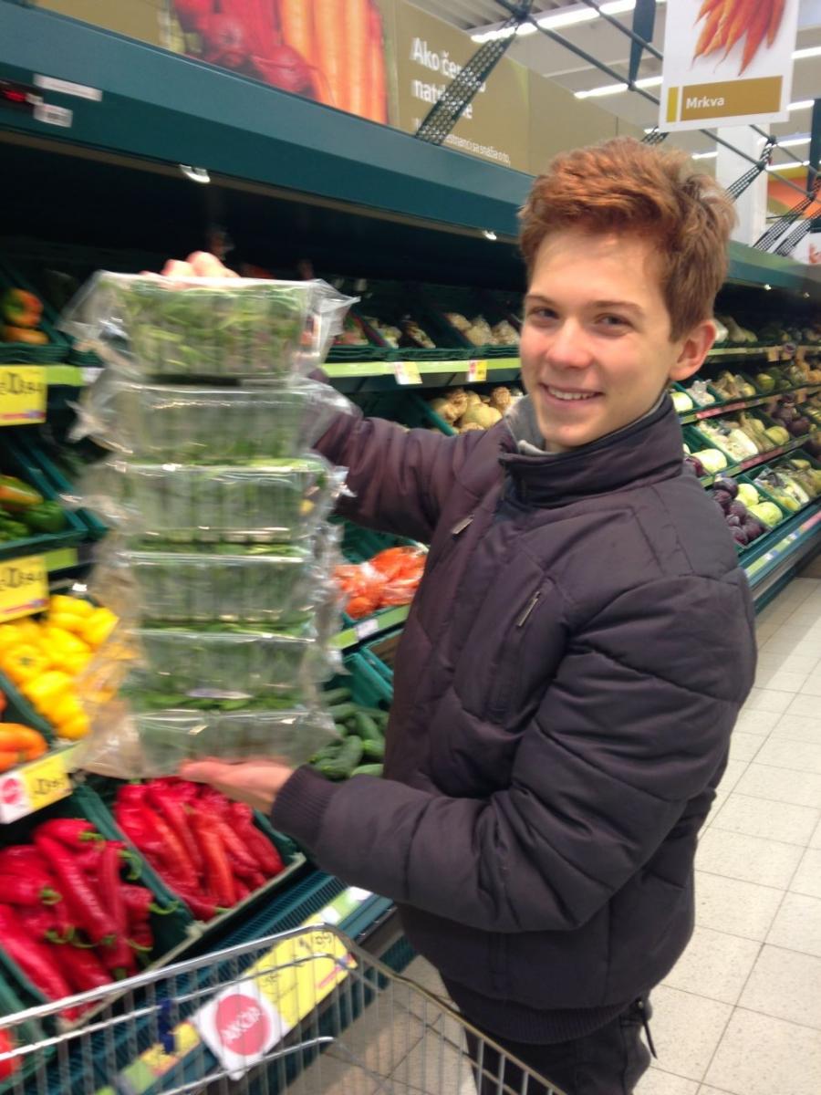 Martin Makara s čerstvým špenátom | © Mgr. Lenka Jalilah Hrušková