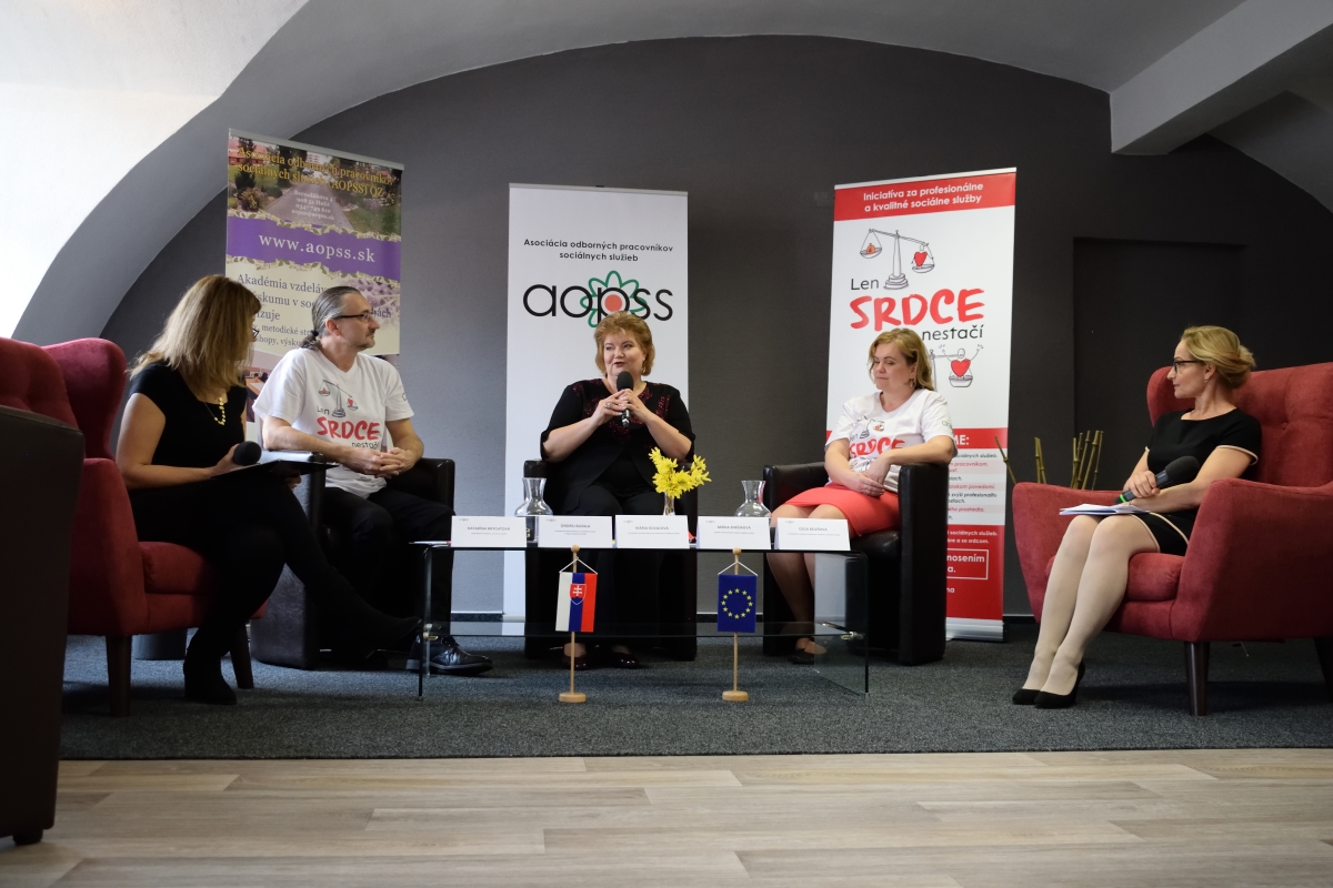 PhDr. Mária Kovaľová, PhD. MHA - prezidentka Asociácie odborných pracovníkov sociálnych služieb (v strede)